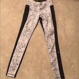 Black/white geometric leggings